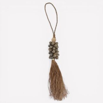 Woonketting van Schelpen en Rafia – Natuurlijk en Sfeervol Wandaccent