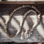 Houten Kralenslinger Cowrie Gian met Schelpenkwast 49cm