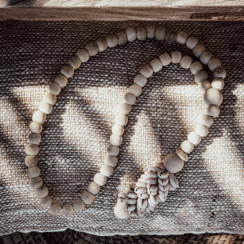 Houten Kralenslinger Cowrie Gian met Schelpenkwast 49cm
